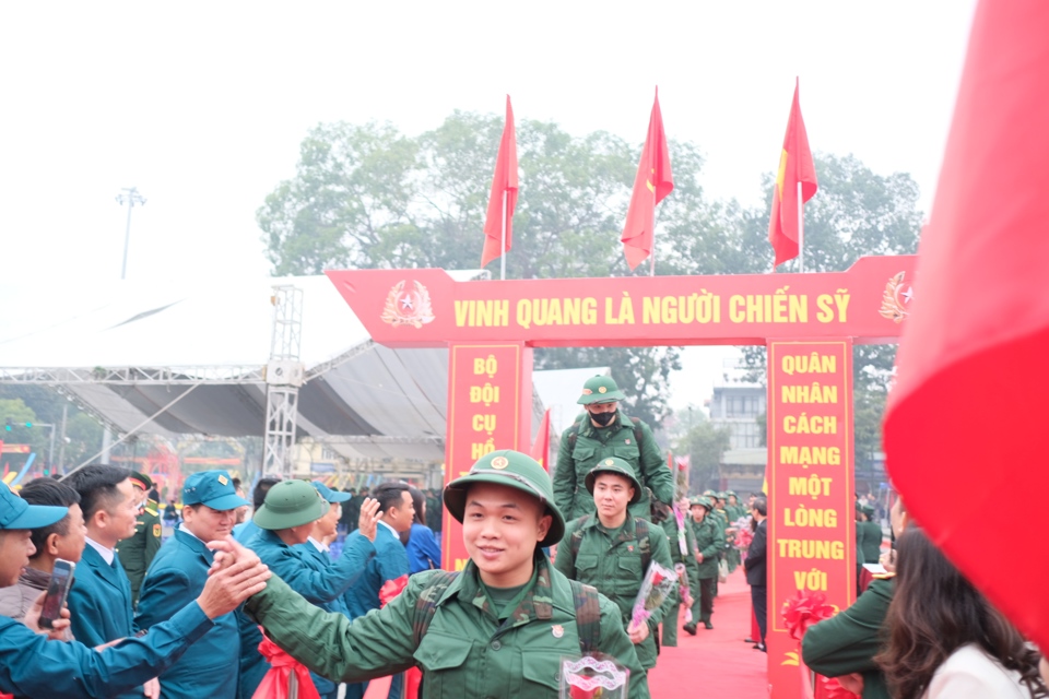 Các tân binh từ giã gia đình, người thân, bạn bè... vui vẻ lên đường thực hiện nghĩa vụ với Tổ quốc. Ảnh: Sỹ Hào. 