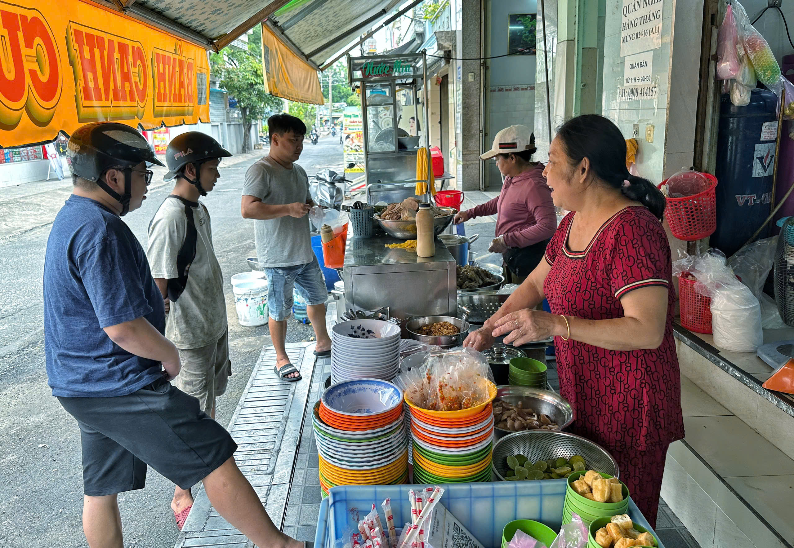 Bánh canh nửa thế kỷ của 3 chị em ở TP.HCM: Khách sốc vì… 'giò heo siêu to'- Ảnh 3.