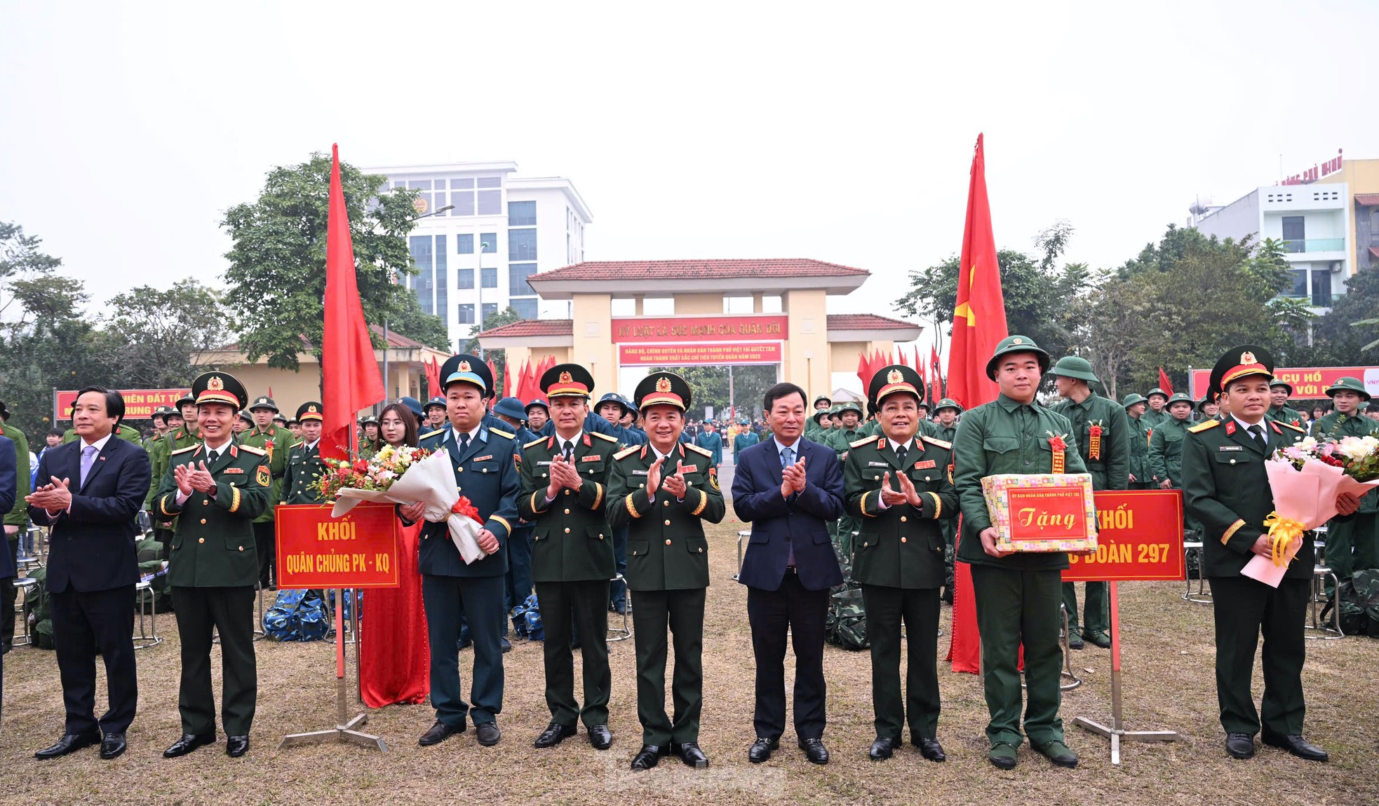 Thanh niên nhập ngũ cần ra sức học tập, rèn luyện, tô thắm cờ 'Quyết chiến quyết thắng' ảnh 3