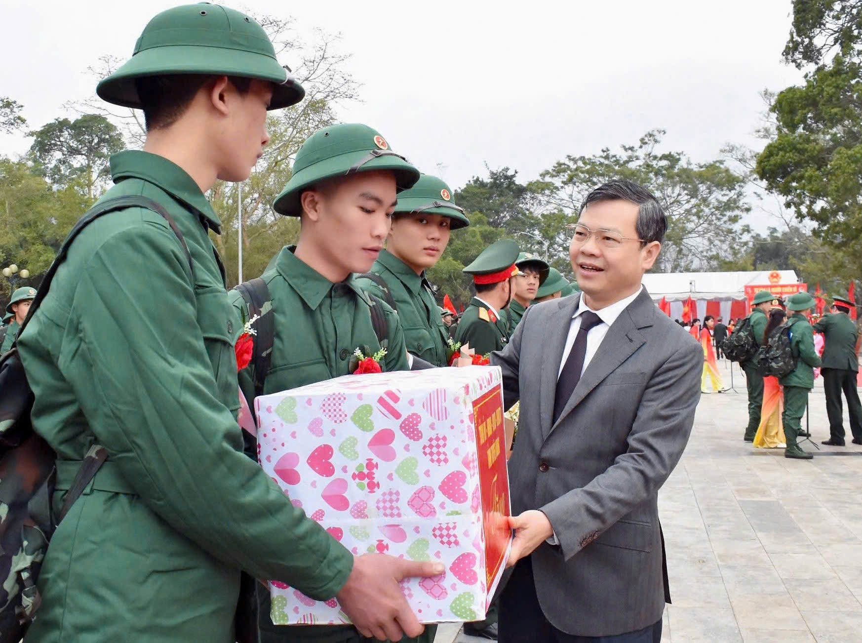 Thanh niên nhập ngũ cần ra sức học tập, rèn luyện, tô thắm cờ 'Quyết chiến quyết thắng' ảnh 11