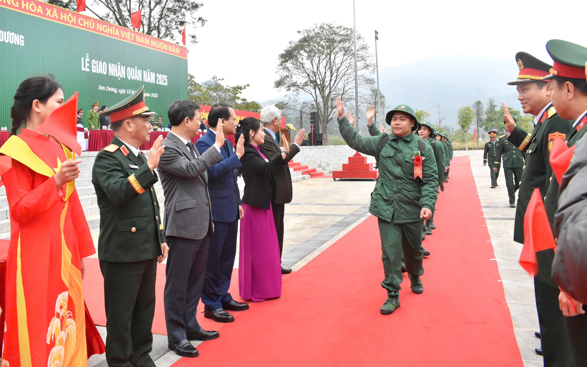 Thanh niên nhập ngũ cần ra sức học tập, rèn luyện, tô thắm cờ 'Quyết chiến quyết thắng' ảnh 12