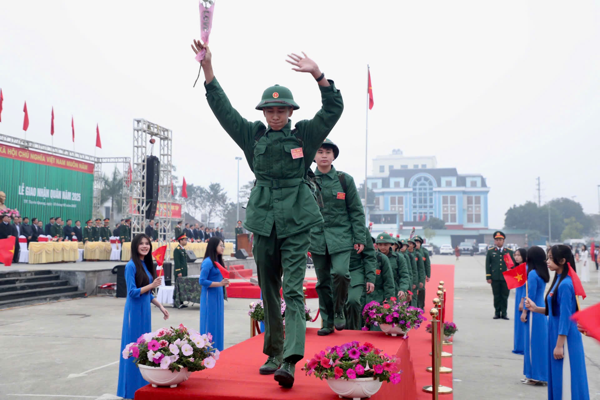 Thanh niên nhập ngũ cần ra sức học tập, rèn luyện, tô thắm cờ 'Quyết chiến quyết thắng' ảnh 14