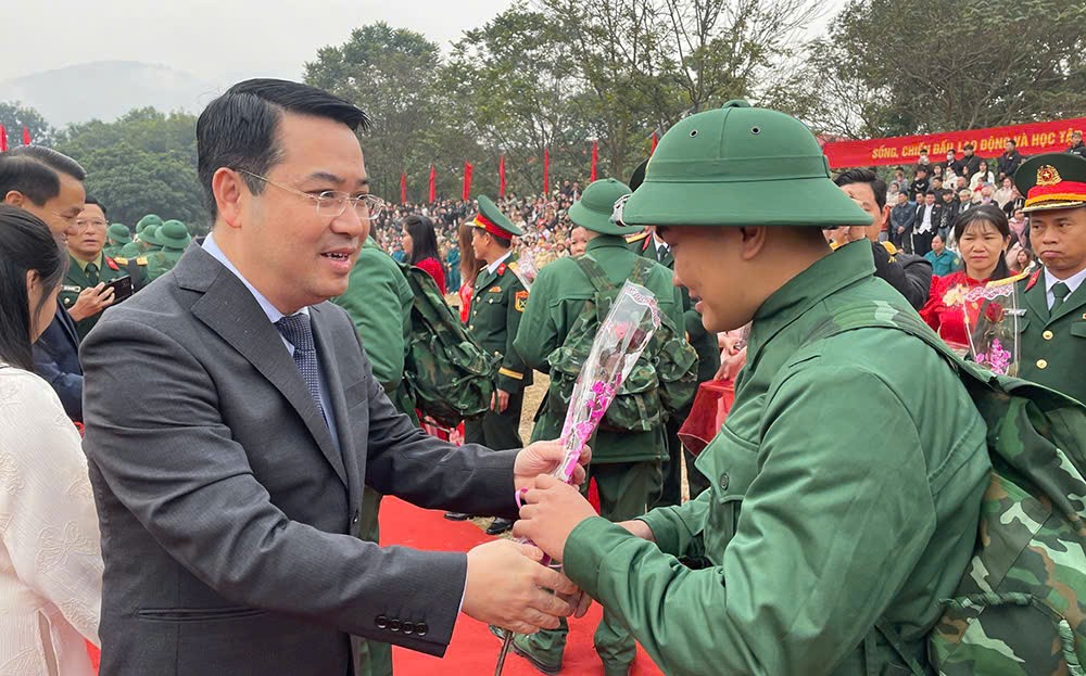 Thanh niên nhập ngũ cần ra sức học tập, rèn luyện, tô thắm cờ 'Quyết chiến quyết thắng' ảnh 20