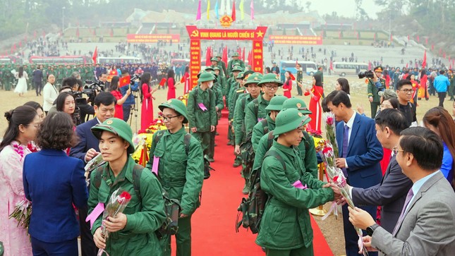 Cô gái Hải Phòng gác bằng đại học xung phong nhập ngũ ảnh 2