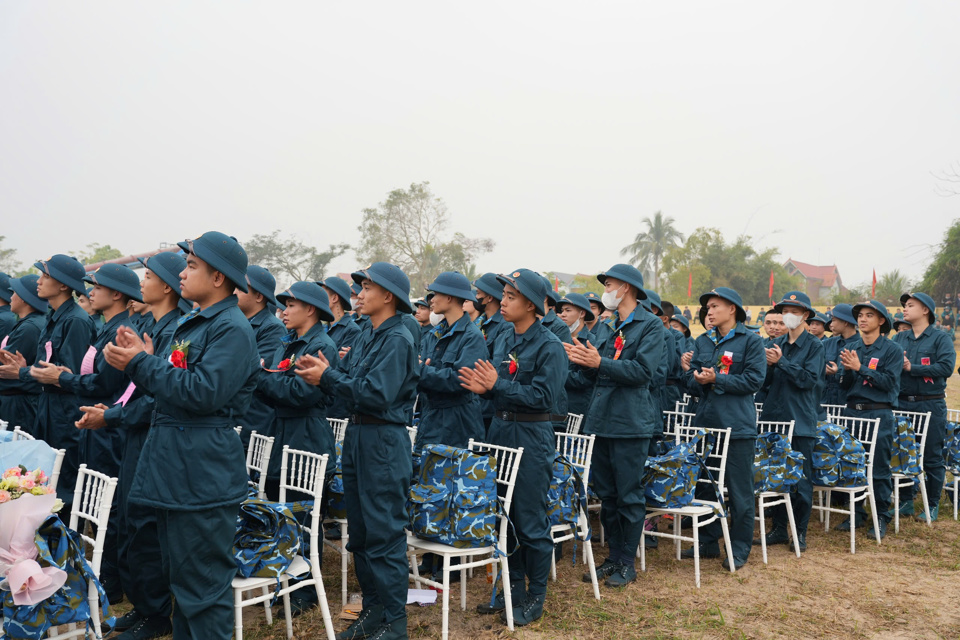 Nhiều thanh niên viết đơn xung phong tình nguyện lên đường nhập ngũ.