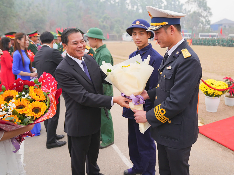 Chủ tịch UBND thành phố Hải Phòng Nguyễn Văn Tùng tặng hoa các tân binh. 