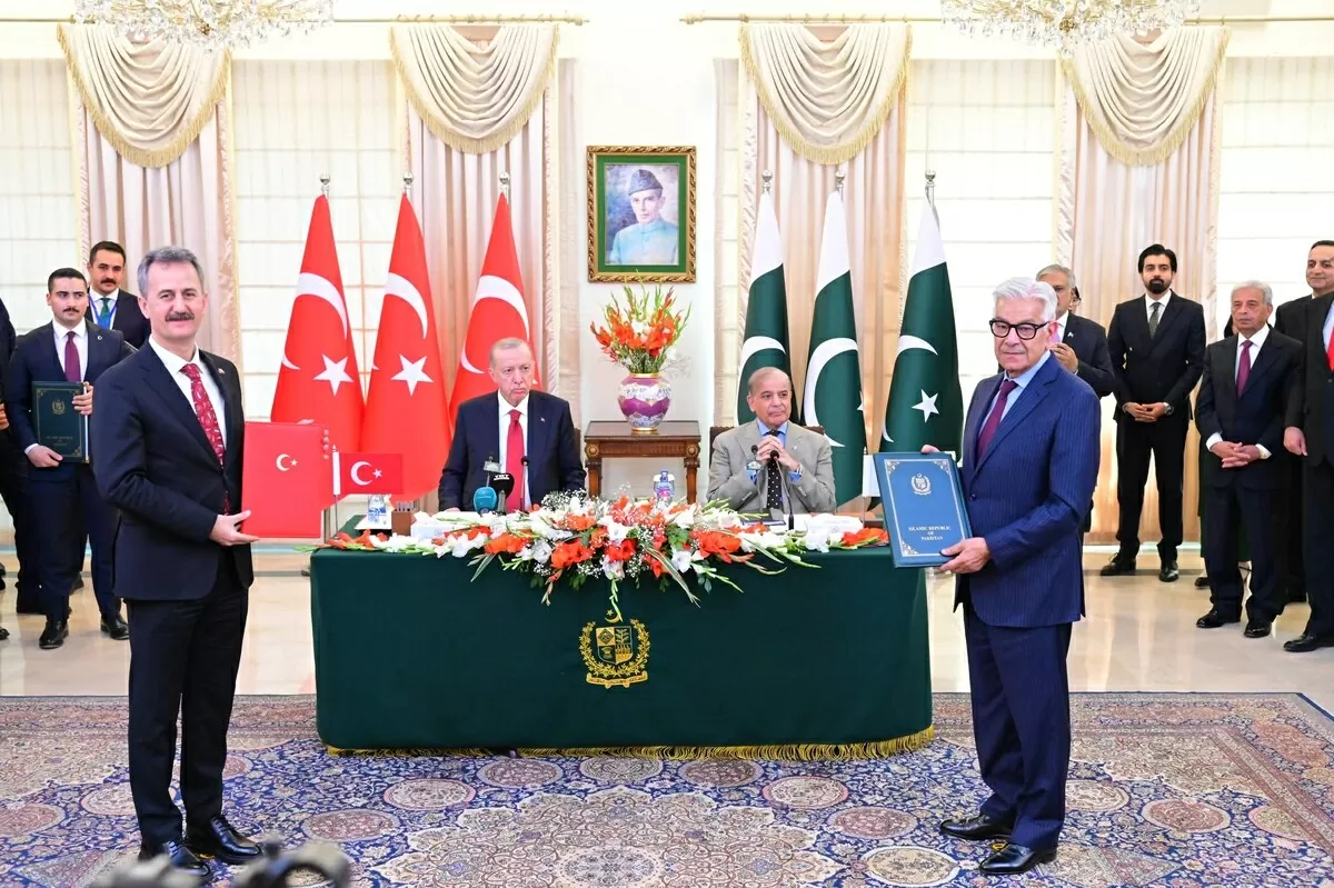 Tổng thống Thổ Nhĩ Kỳ Recep Tayyip Erdogan (trái) và Thủ tướng Pakistan Shehbaz Sharif chứng kiến lễ ký thỏa thuận hợp tác song phương vào ngày 13/2/2025 tại Islamabad, Pakistan. (Nguồn: Văn phòng Thủ tướng Pakistan)