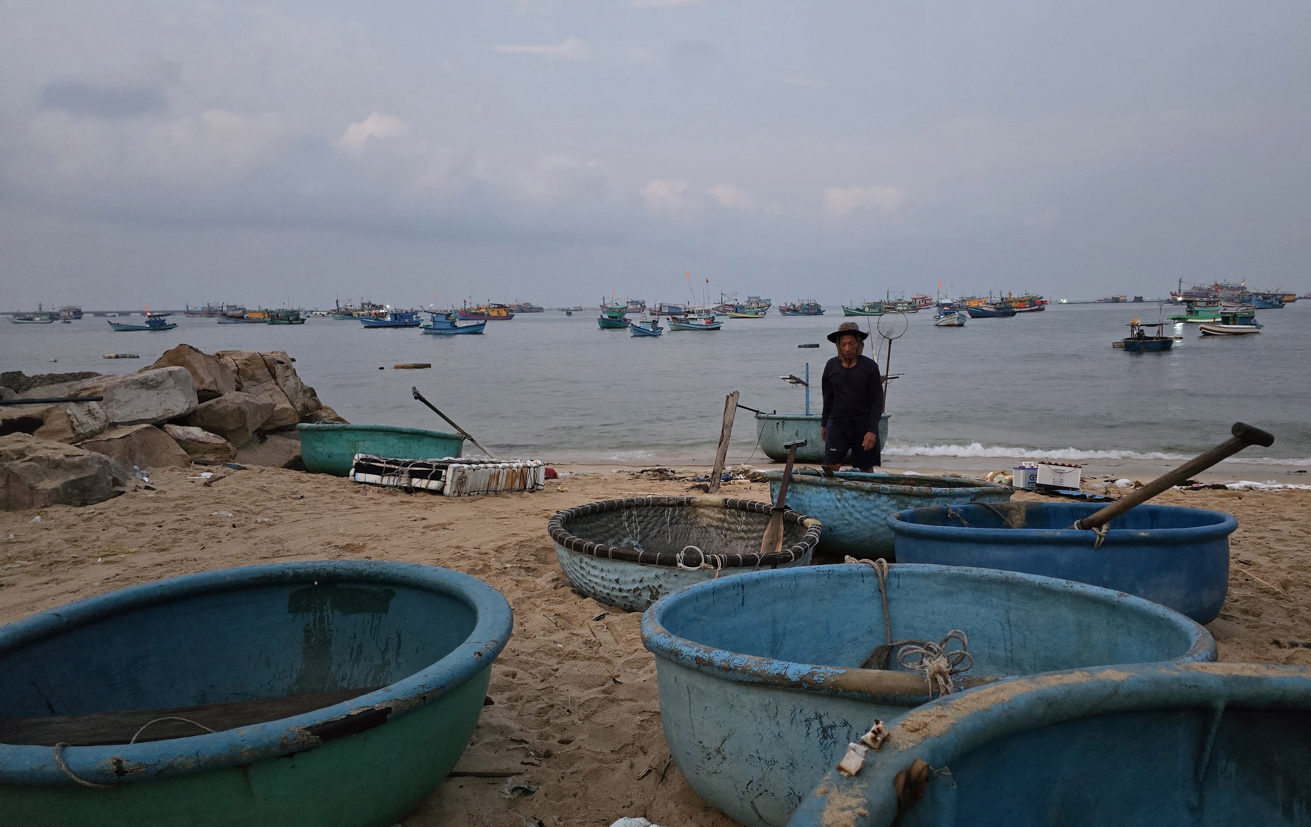 Buổi sáng ở làng chài trung tâm thành phố Phú Quốc- Ảnh 2.