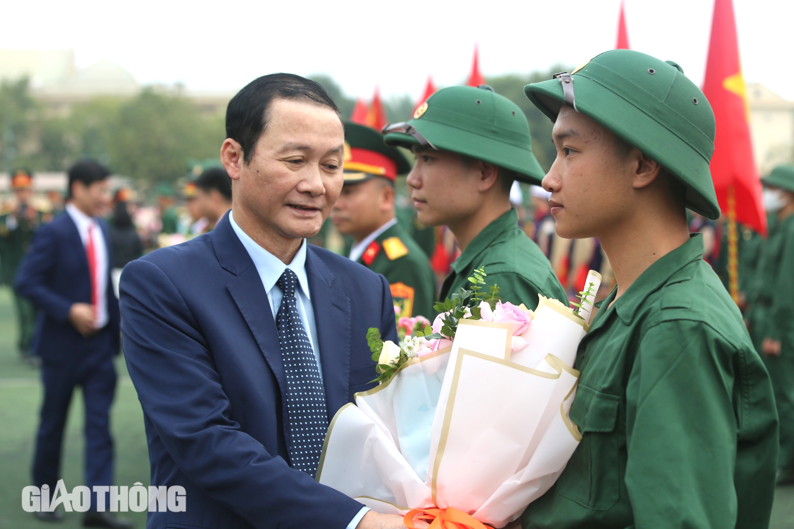 Tân binh chia tay người thân phấn khởi lên đường nhập ngũ- Ảnh 3.