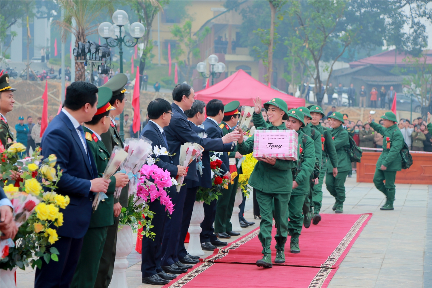 Lãnh đạo tỉnh Phú Thọ chúc mừng các thanh niên trong ngày hội quân