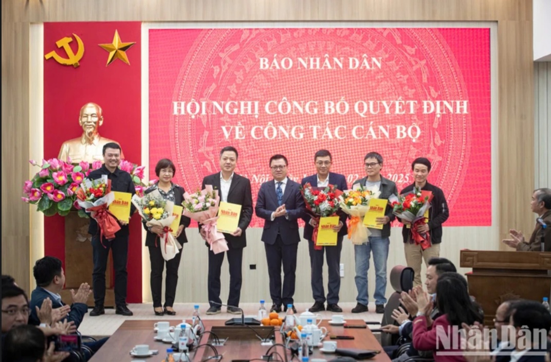 bao nhan dan cong bo quyet dinh ve cong tac can bo doi voi truong pho cac ban don vi hinh 2