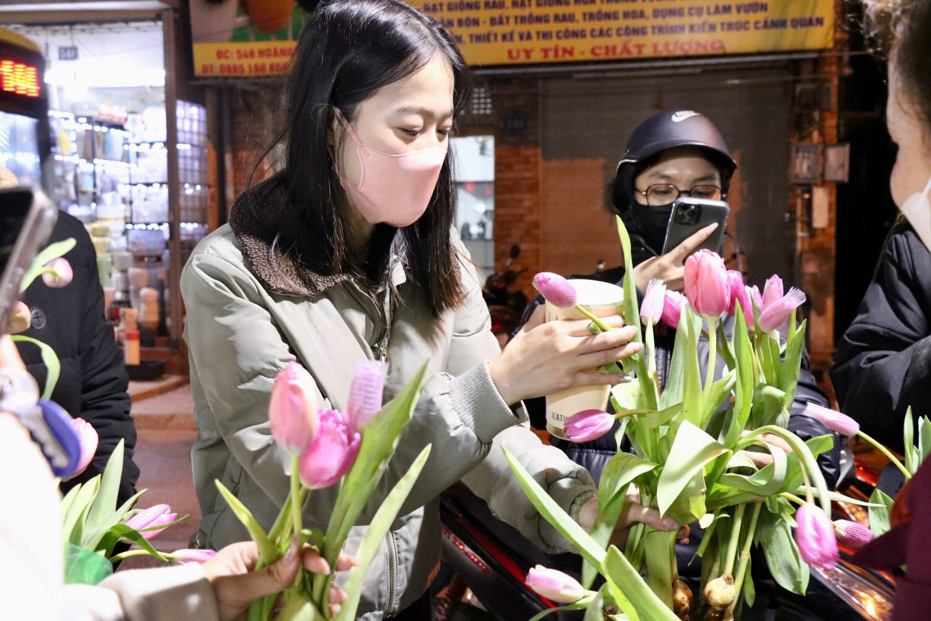 Giới trẻ mê trồng hoa tulip, tiểu thương thu hàng chục triệu mỗi ngày ảnh 3