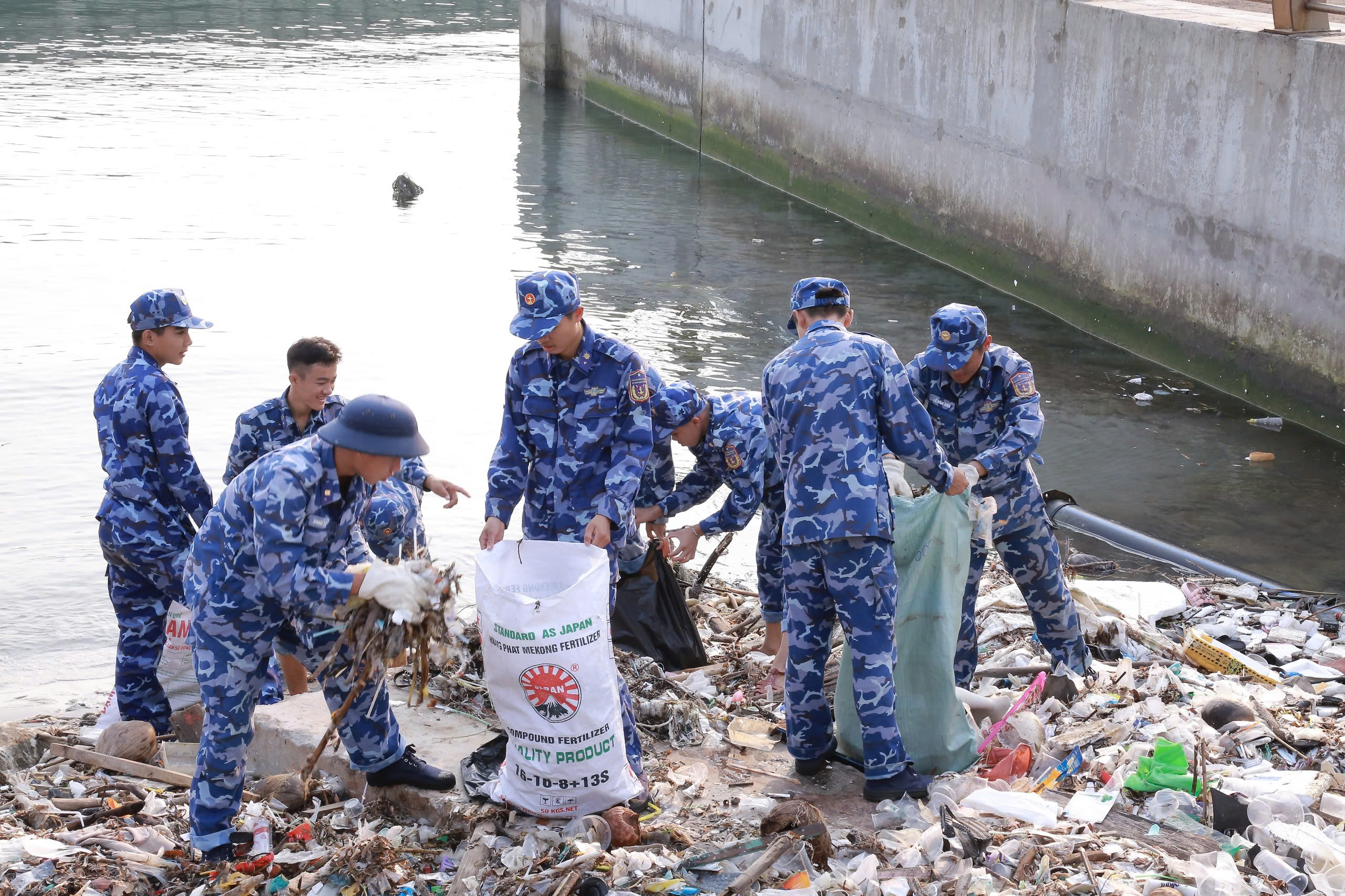 Cảnh sát biển vì một “đảo ngọc” Phú Quốc ngày càng xanh- Ảnh 4.