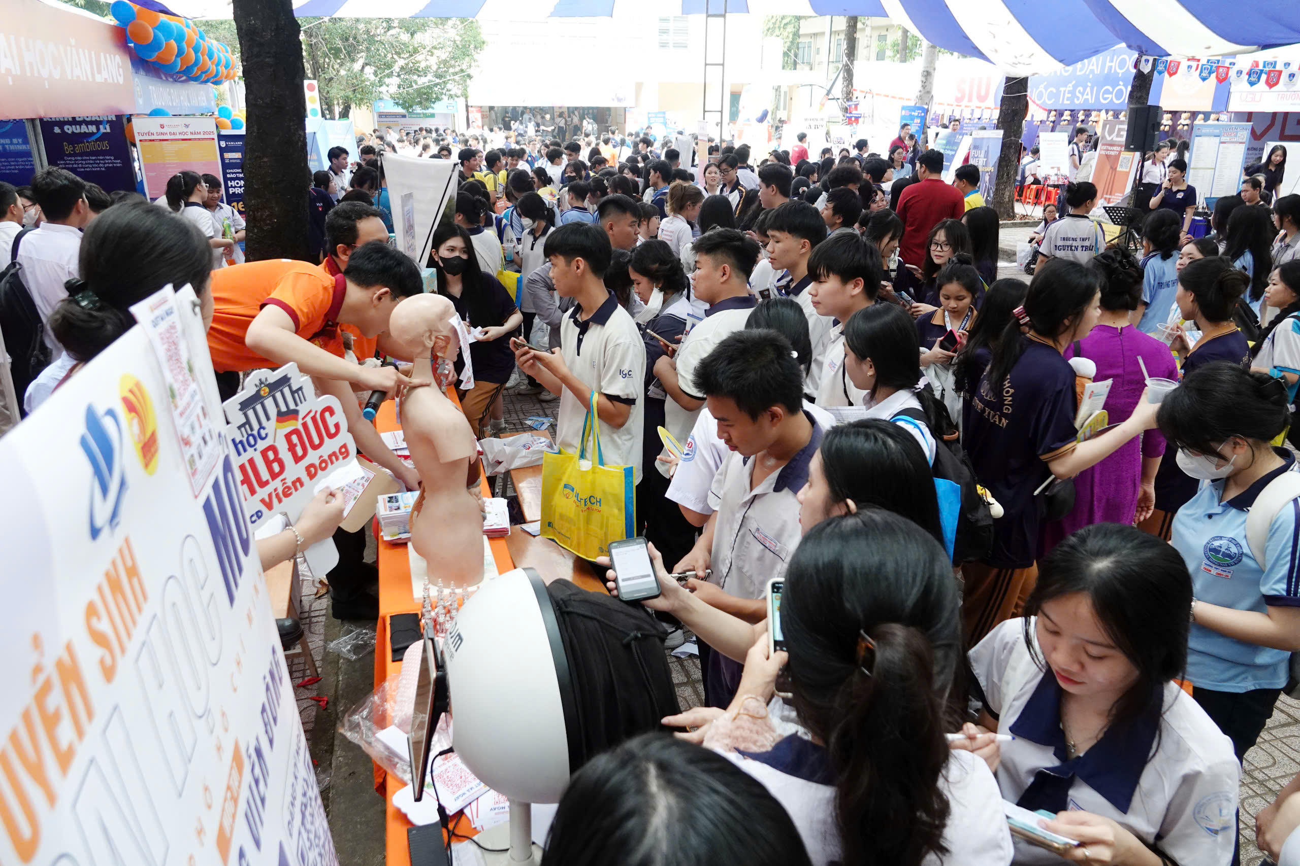 Nghe quy chế tuyển sinh đại học, 10.000 học sinh đến Đồng Nai- Ảnh 3.