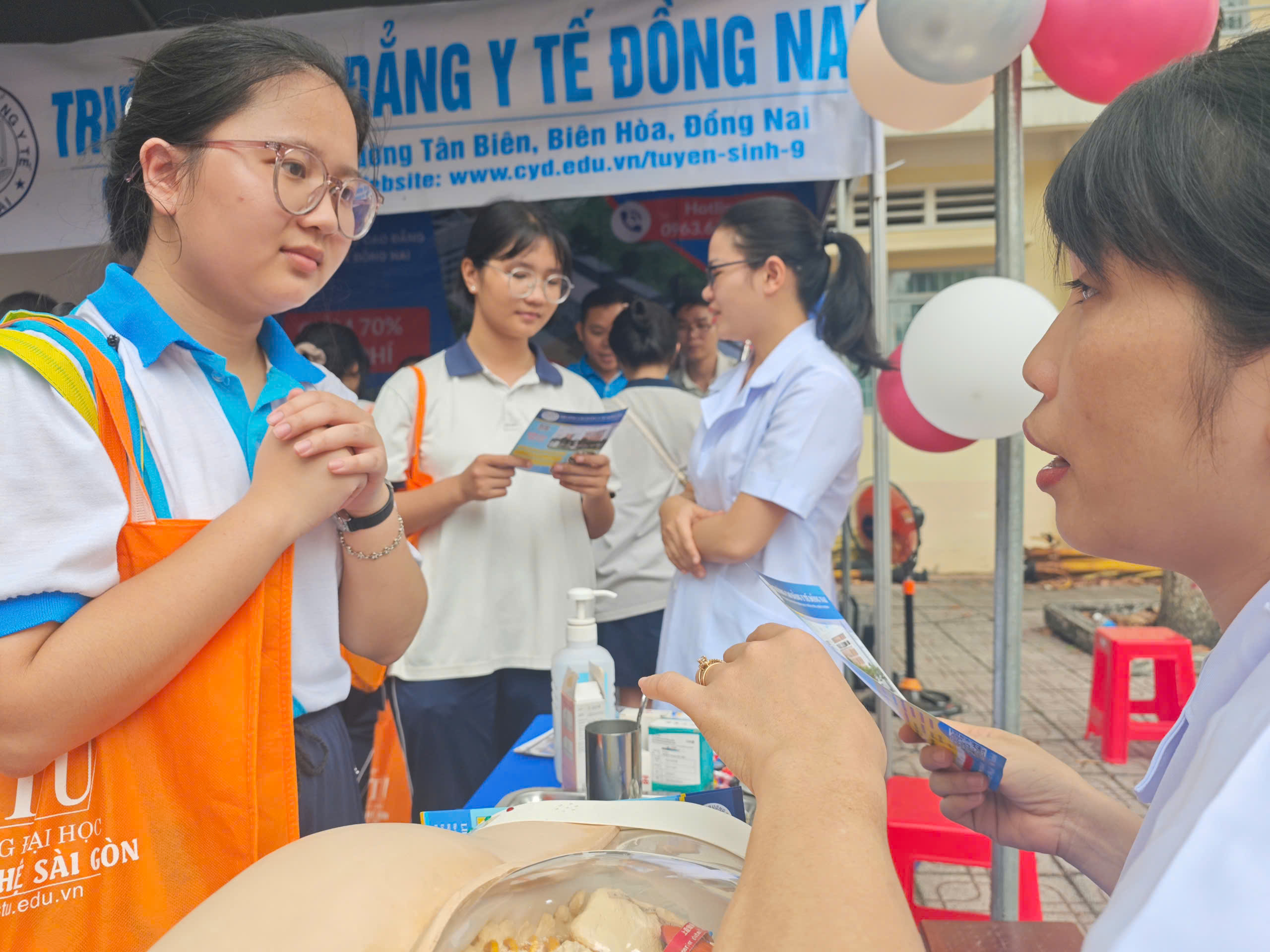 Nghe quy chế tuyển sinh đại học, 10.000 học sinh đến Đồng Nai- Ảnh 6.