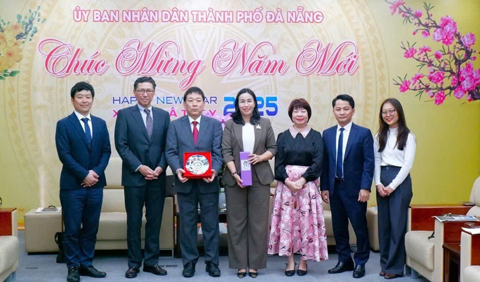 Lãnh đạo hai bên trao quà lưu niệm.