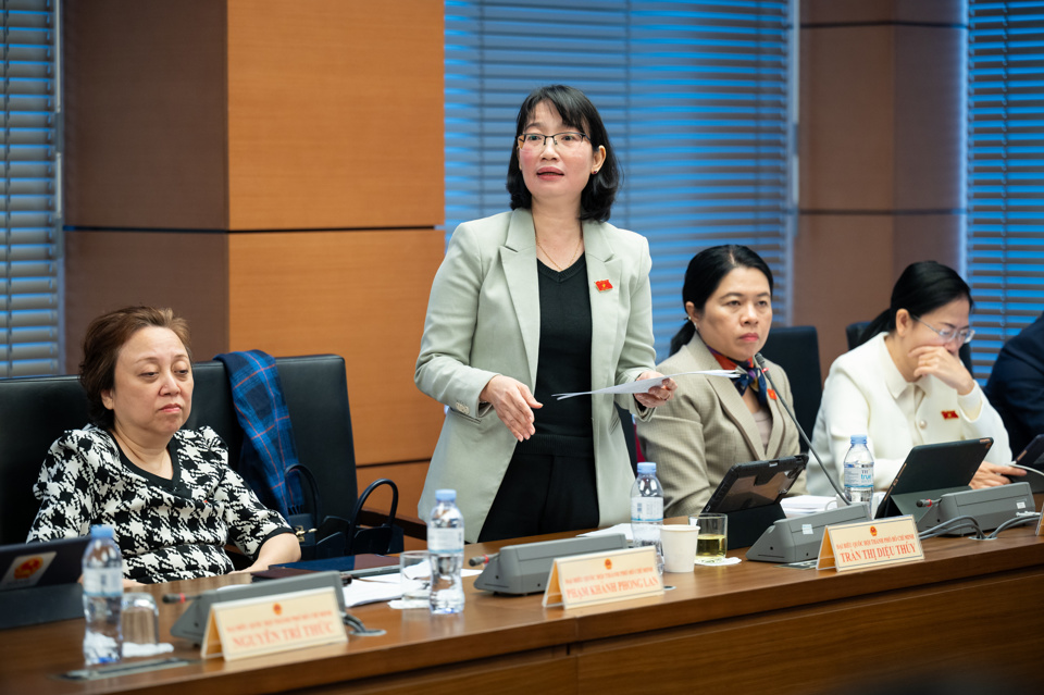Đại biểu Trần Thị Diệu Thúy (Đoàn đại biểu Quốc hội TP Hồ Chí Minh) tham gia thảo luận tại tổ- Ảnh: Quochoi.vn