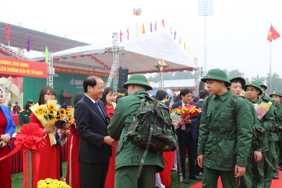 Ủy viên Ban Thường vụ, Trưởng ban Tuyên giáo Thành ủy Hà Nội Nguyễn Doãn Toản tặng hoa chúc mừng động viên tân binh. 