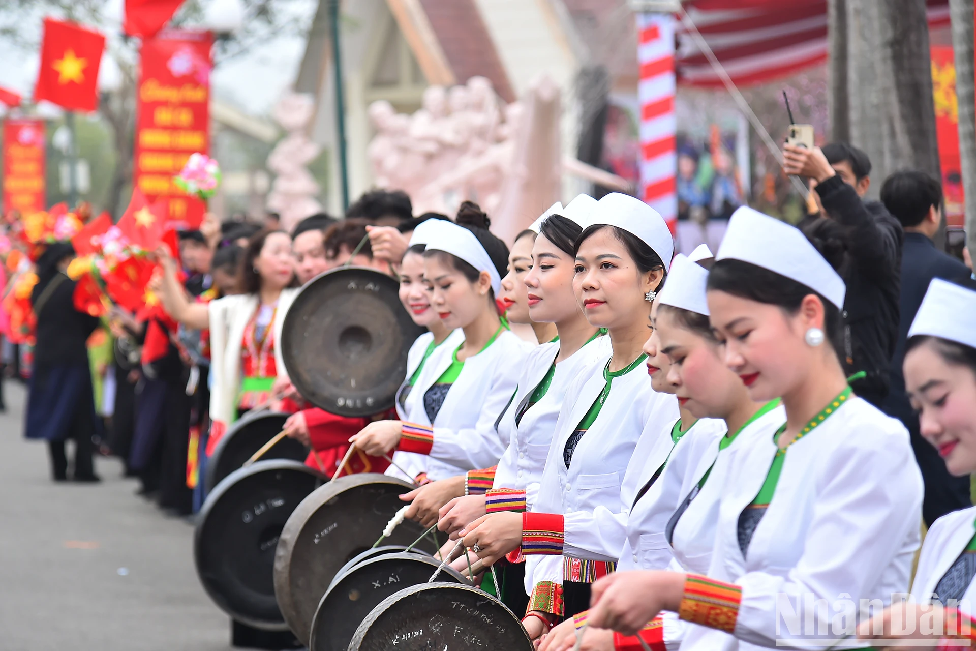 [Ảnh] Chủ tịch nước Lương Cường dự Ngày hội “Sắc xuân trên mọi miền Tổ quốc" ảnh 2