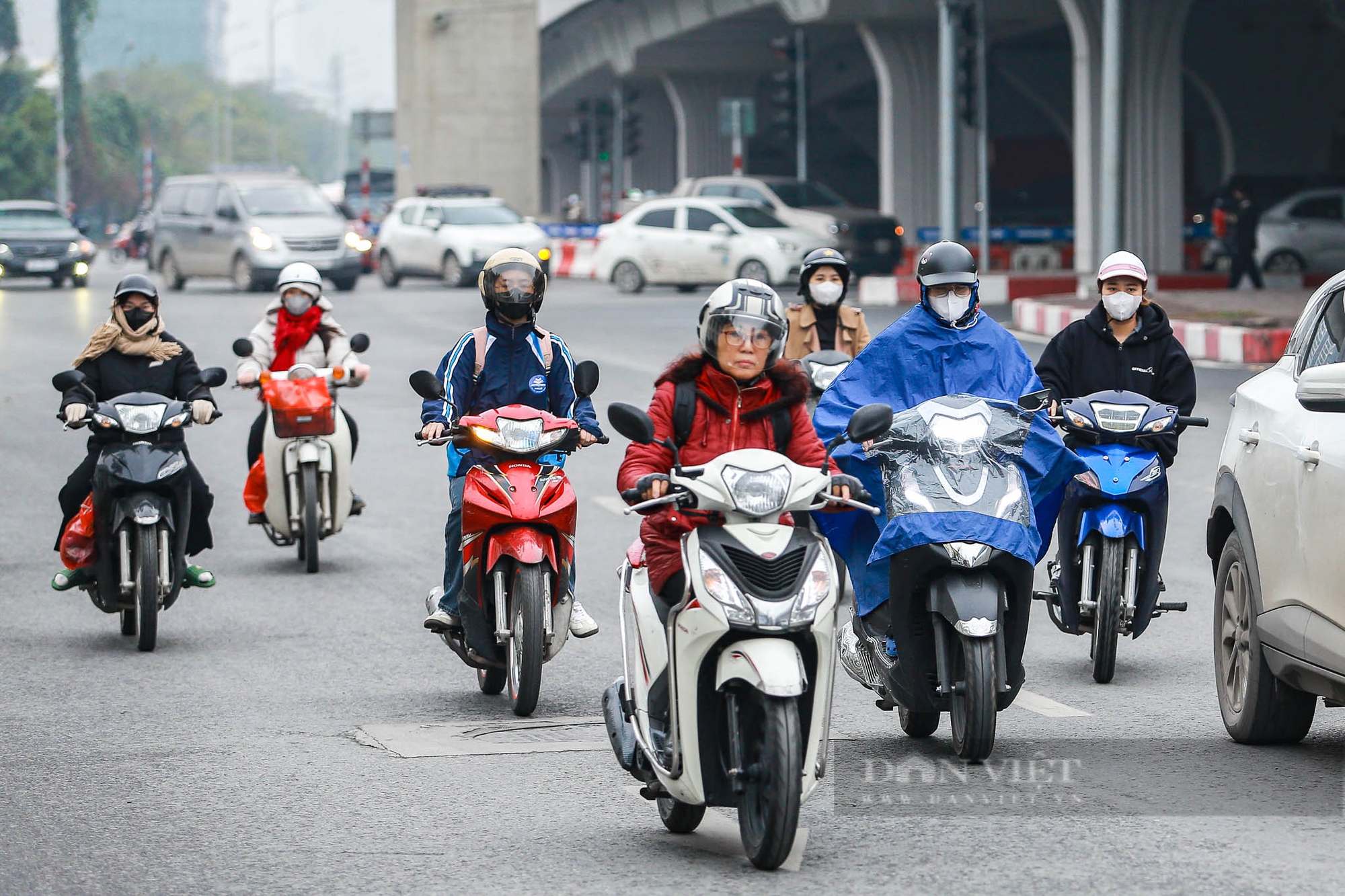 Người dân mặc áo mưa, trùm khăn kín mít co ro đi làm dưới trời lạnh “cắt da cắt thịt” - Ảnh 4.