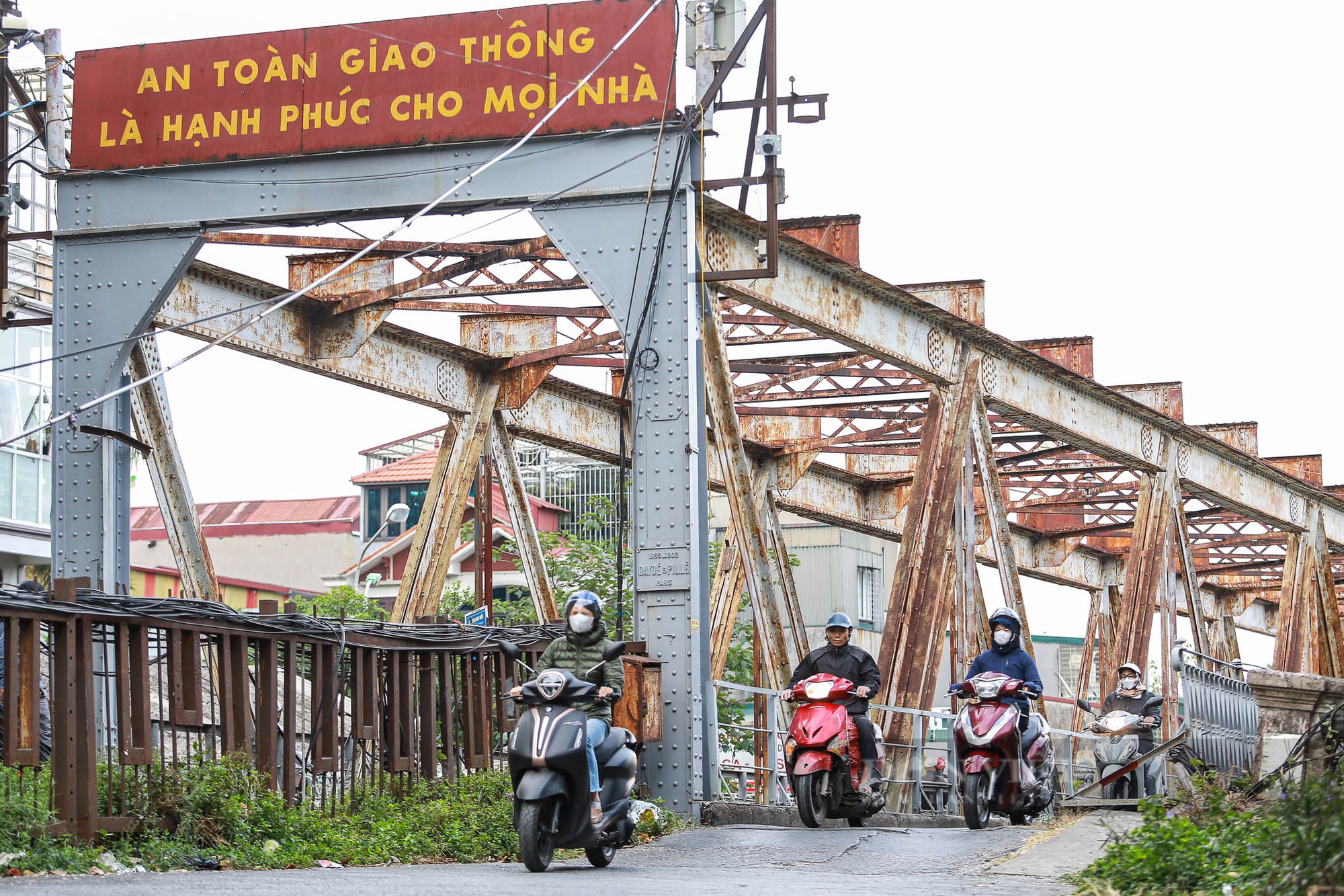 Người dân mặc áo mưa, trùm khăn kín mít co ro đi làm dưới trời lạnh “cắt da cắt thịt” - Ảnh 15.