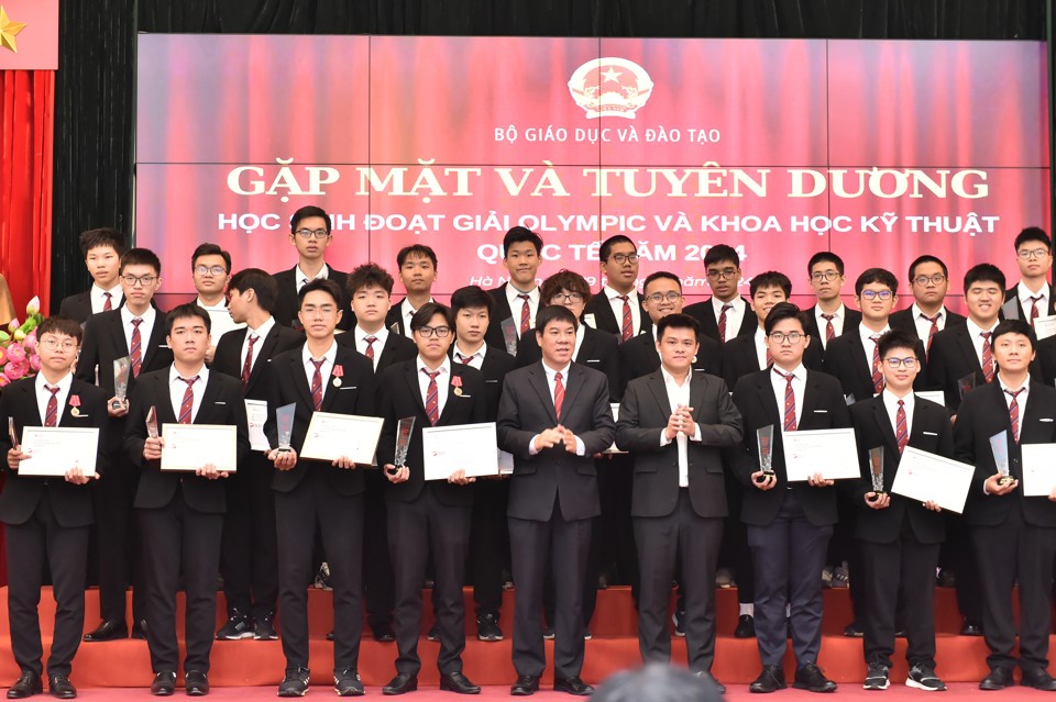 Học sinh Việt Nam đạt thành tích vượt trội tại các kỳ thi Olympic khu vực, quốc tế.