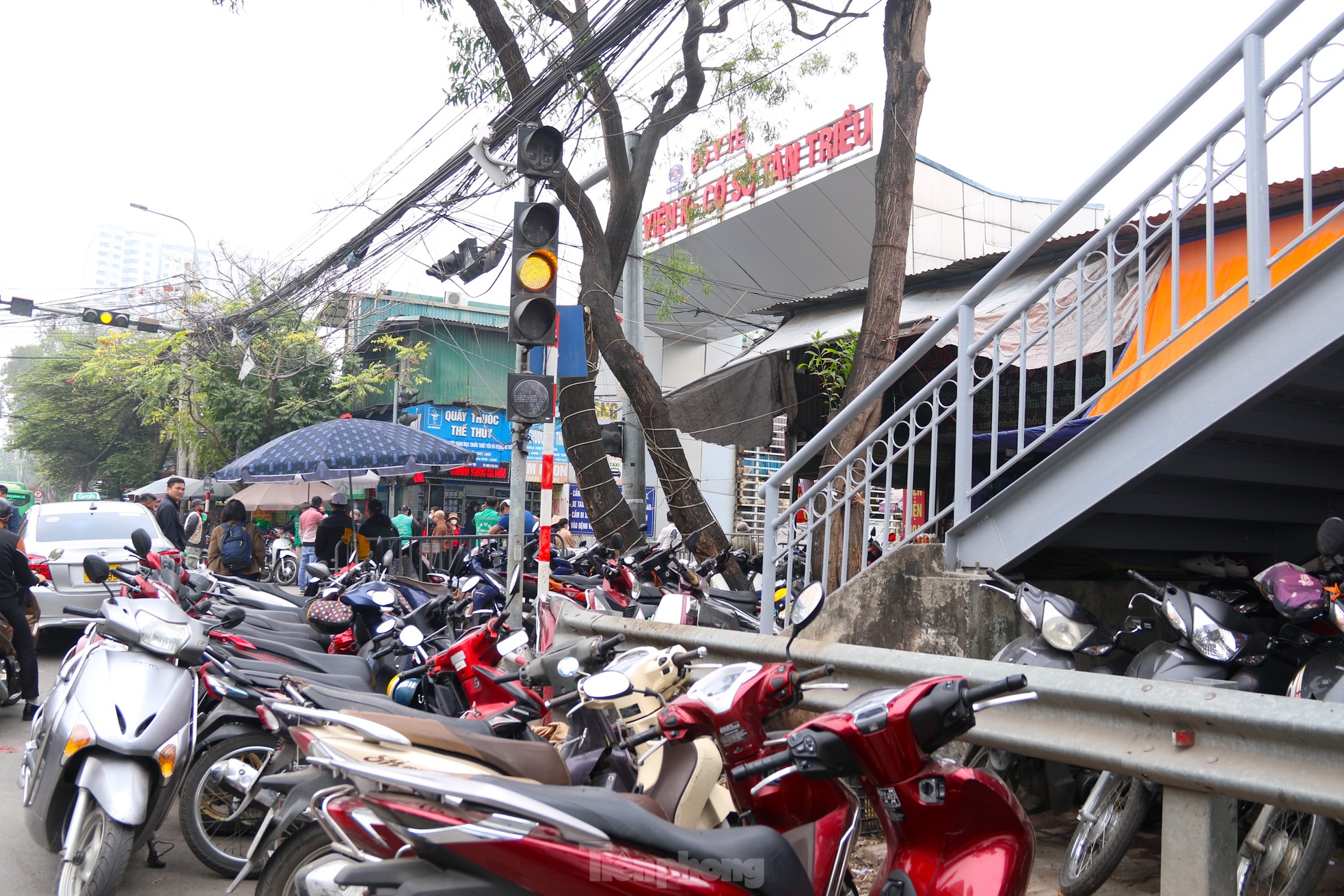 Vượt 'chướng ngại vật' để lên cầu vượt đi bộ ảnh 2