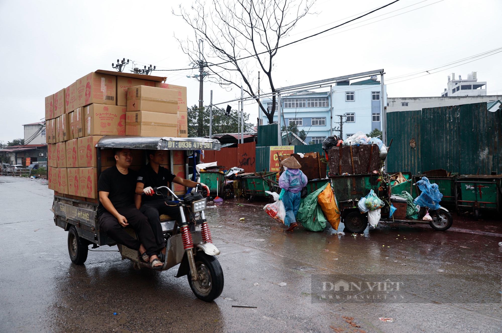 Khoảng 40 tấn rác bánh kẹo vẫn chất cao như núi tại La Phù, lan cả sang hành lang an toàn đường sắt- Ảnh 3.