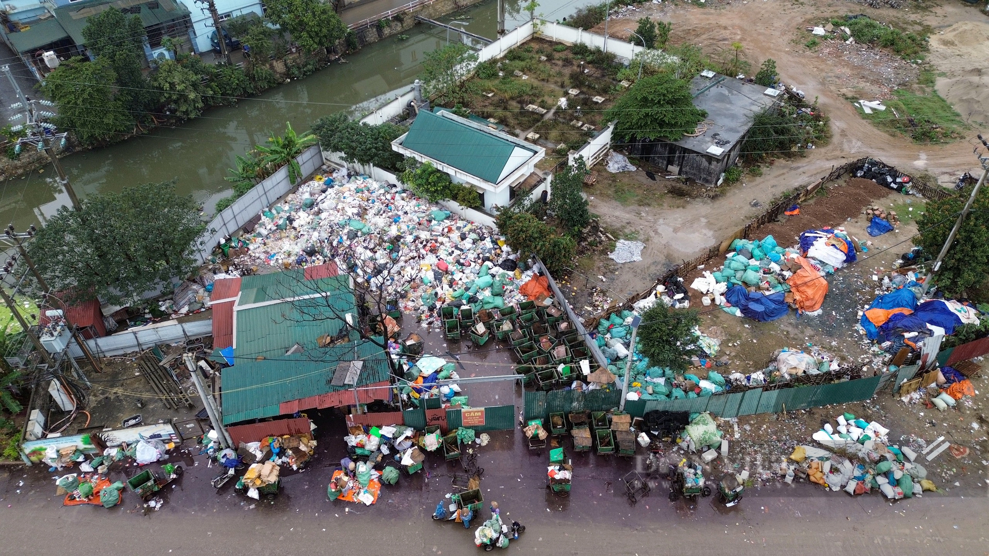 Khoảng 40 tấn rác bánh kẹo vẫn chất cao như núi tại La Phù, lan cả sang hành lang an toàn đường sắt- Ảnh 6.