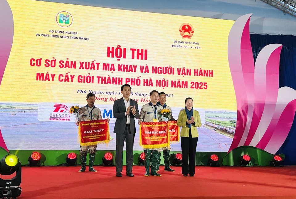 Đầu xuân về huyện ngoại thành Thủ đô xem nông dân thi đua lái máy cấy trên cánh đồng 