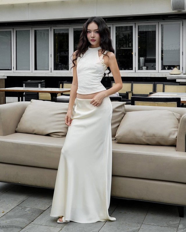 Tăng thêm vẻ quyến rũ với những chiếc váy lụa thướt tha- Ảnh 4. Tăng thêm vẻ quyến rũ với những chiếc váy lụa thướt tha- Ảnh 4.