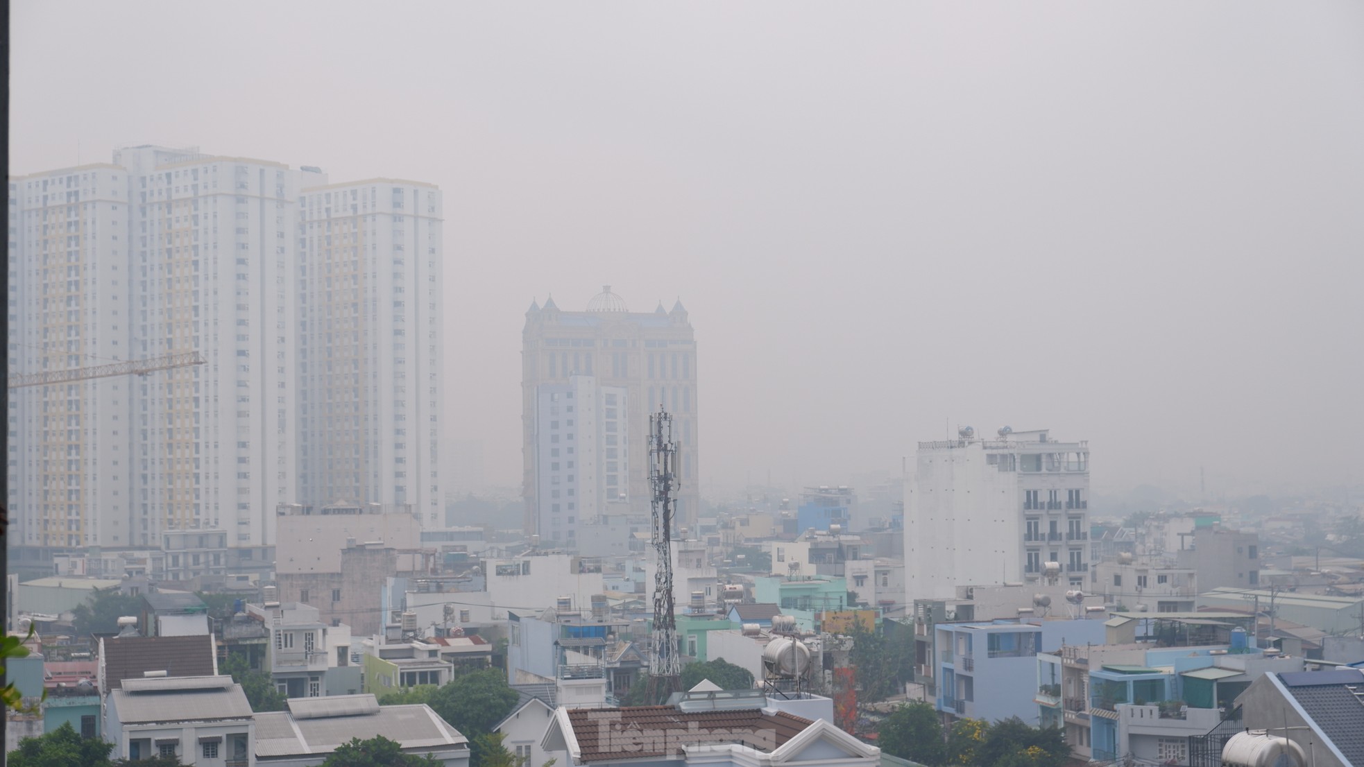 TPHCM lại chìm trong sương mù, đón đợt mưa trái mùa mới ảnh 4