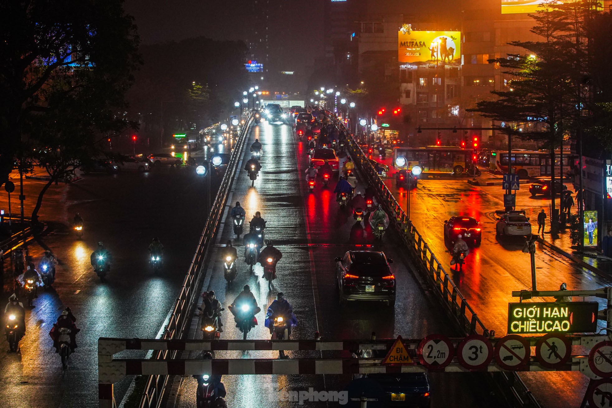 Có một Hà Nội 'mơ màng' trong làn mưa bụi, sương mù ảnh 16