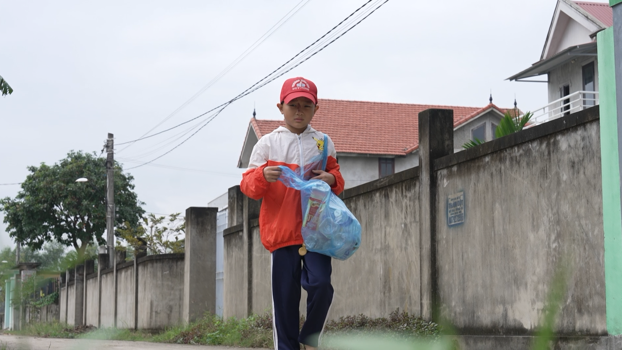 Em cố gắng mỗi ngày với mong muốn có thể giúp mẹ đỡ vất vả hơn.