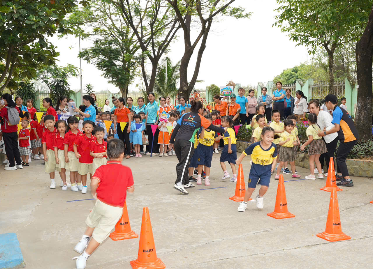 Cười hết cỡ trong ngày hội thể thao của trẻ mầm non - Ảnh 8.