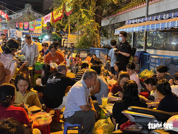 Người dân TP.HCM chờ cả tiếng để mua tàu hũ vàng Triều Châu bán mỗi năm một lần ở Hội quán Nghĩa An - Ảnh 2. Người dân TP.HCM chờ cả tiếng để mua tàu hũ vàng Triều Châu bán mỗi năm một lần ở Hội quán Nghĩa An - Ảnh 2.