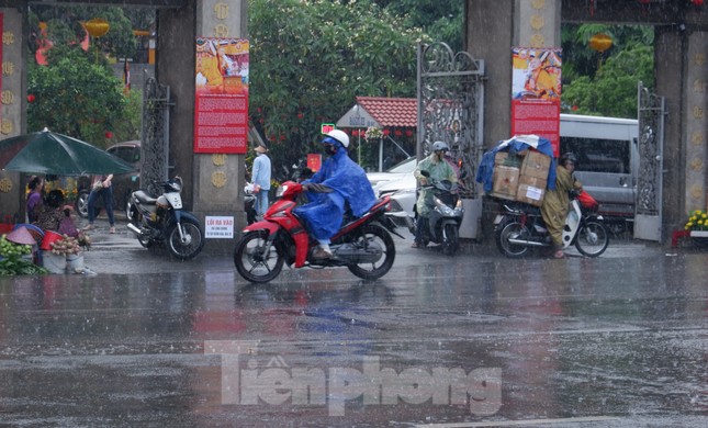 Mưa trái mùa trên diện rộng ở TPHCM ảnh 2