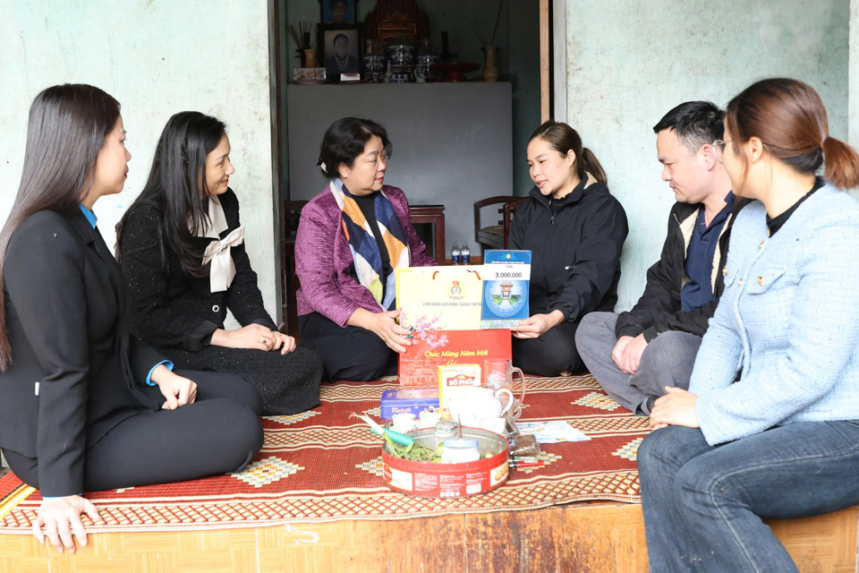 Phó Chủ tịch LĐLĐ TP Hà Nội Nguyễn Thị Thu Thủy thăm hỏi, tặng quà cho đoàn viên Nguyễn Thị Dương - Ảnh: Mai Quý