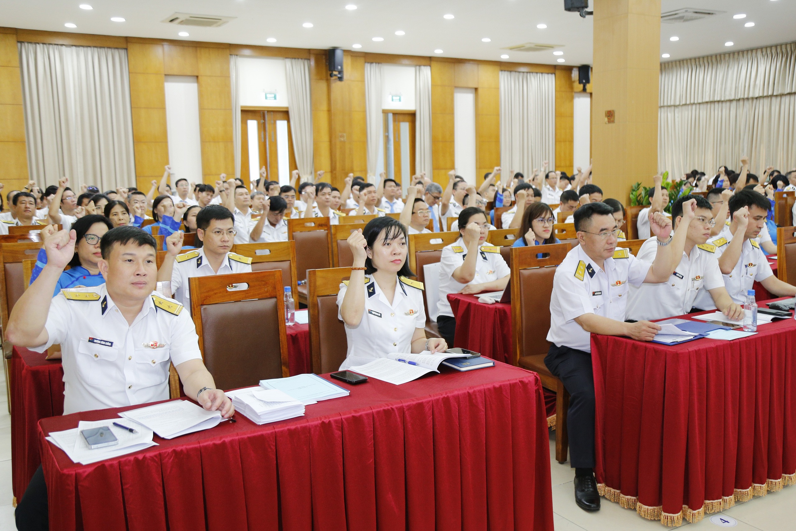 Tổng công ty Tân cảng Sài Gòn: Trao cờ thi đua và khen thưởng tập thể, cá nhân công đoàn xuất sắc- Ảnh 2.