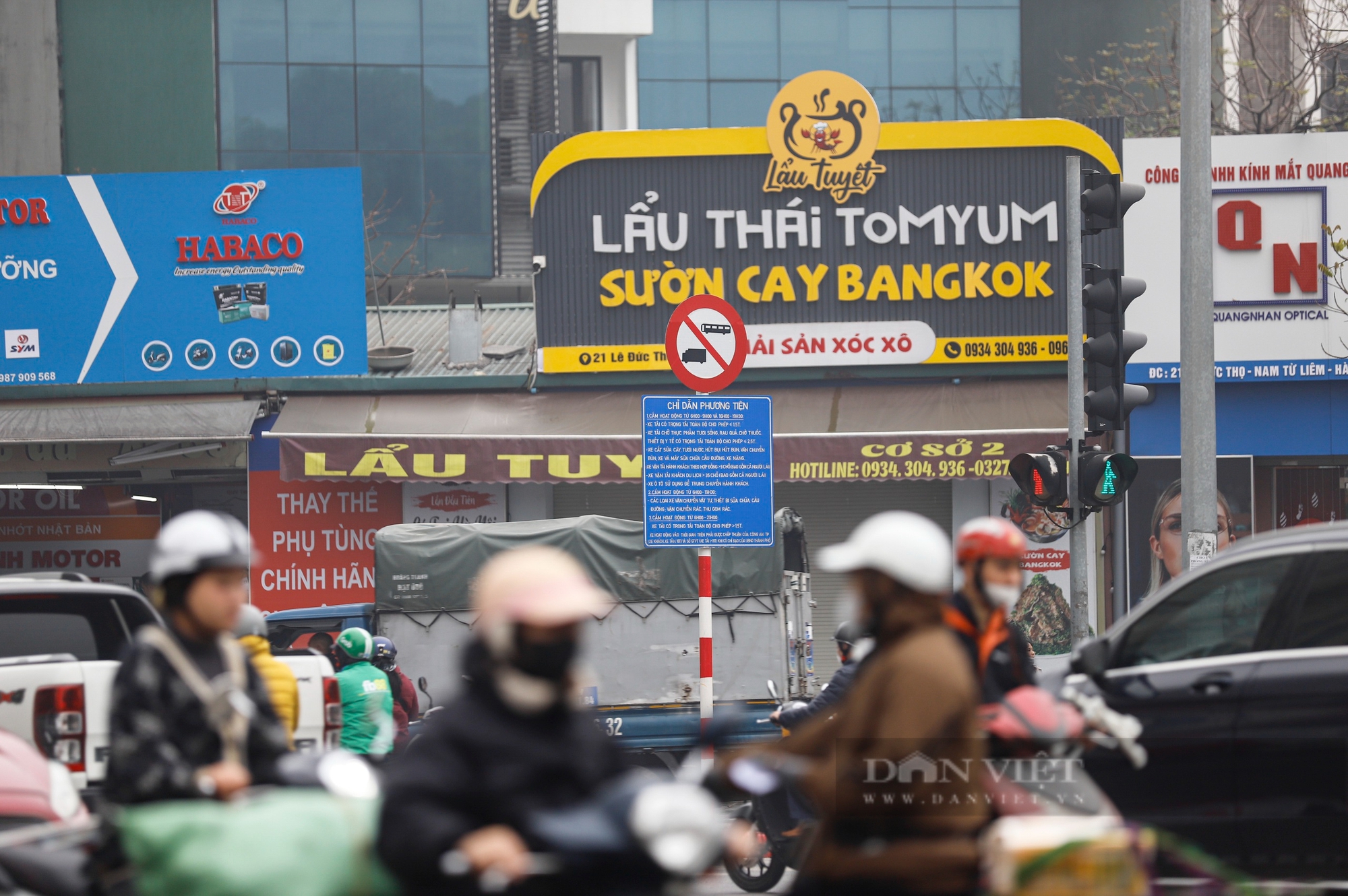 Biển chỉ dẫn giao thông ở Hà Nội chữ nhỏ dài lê thê, biển tên khách sạn còn đặt trước cả tên đường - Ảnh 2.