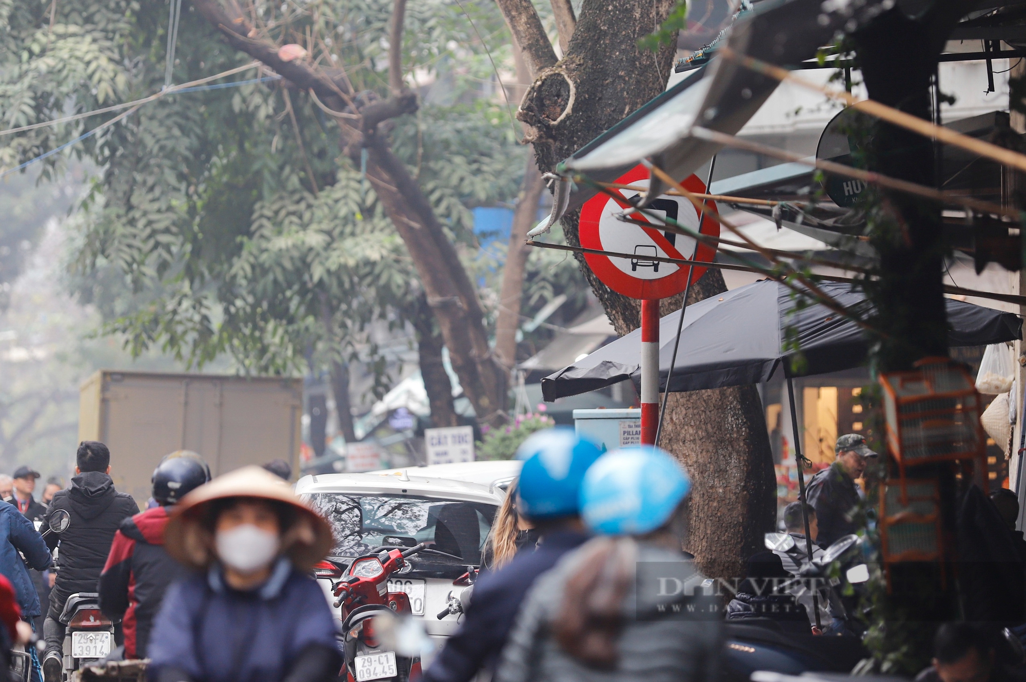 Biển chỉ dẫn giao thông ở Hà Nội chữ nhỏ dài lê thê, biển tên khách sạn còn đặt trước cả tên đường - Ảnh 11.