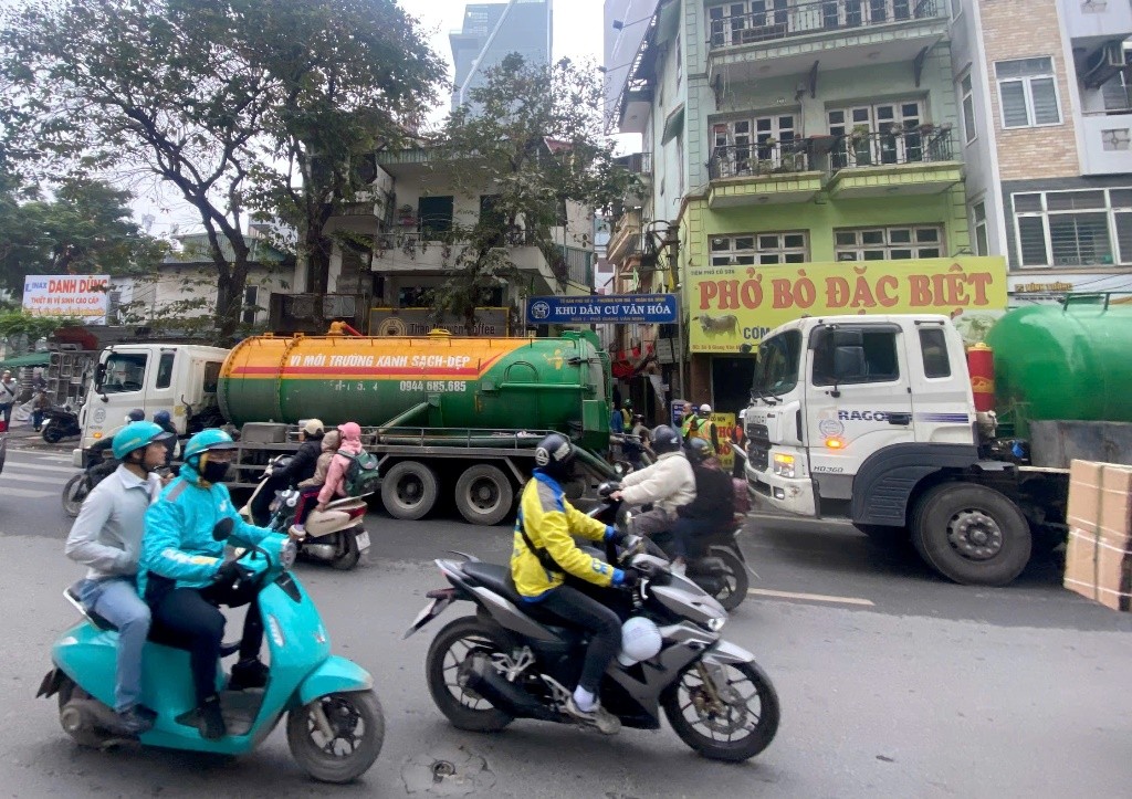 Cận cảnh bùn từ máy đào hầm metro Nhổn - ga Hà Nội phun tràn ngõ phố ảnh 7