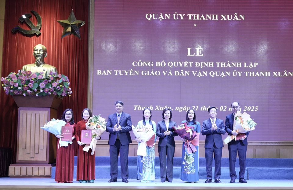 Lãnh đạo quận Thanh Xuân trao Quyết định về công tác cán bộ