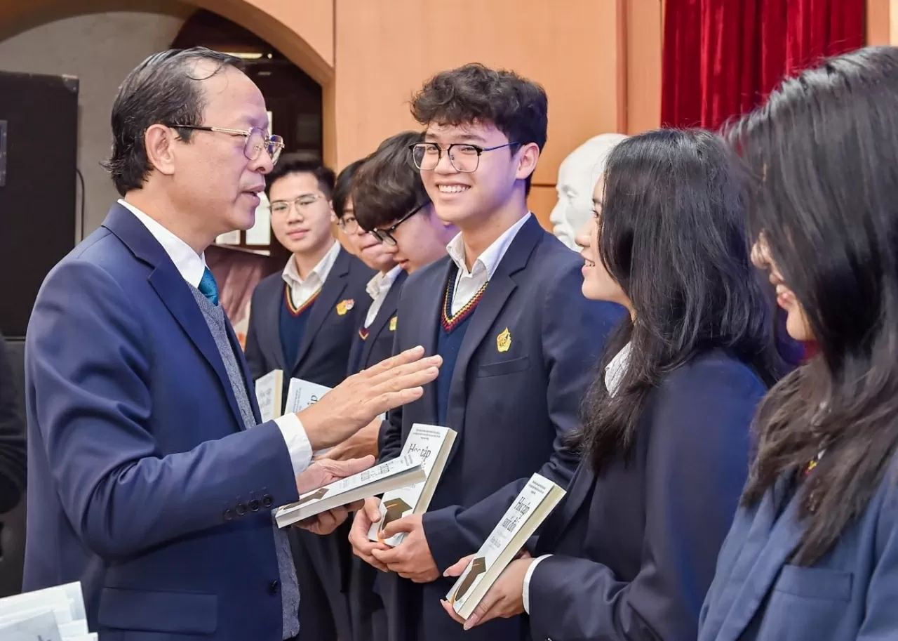 Deputy Minister of Education and Training Pham Ngoc Thuong presented books to foster a spirit of lifelong learning among Hanoi students.