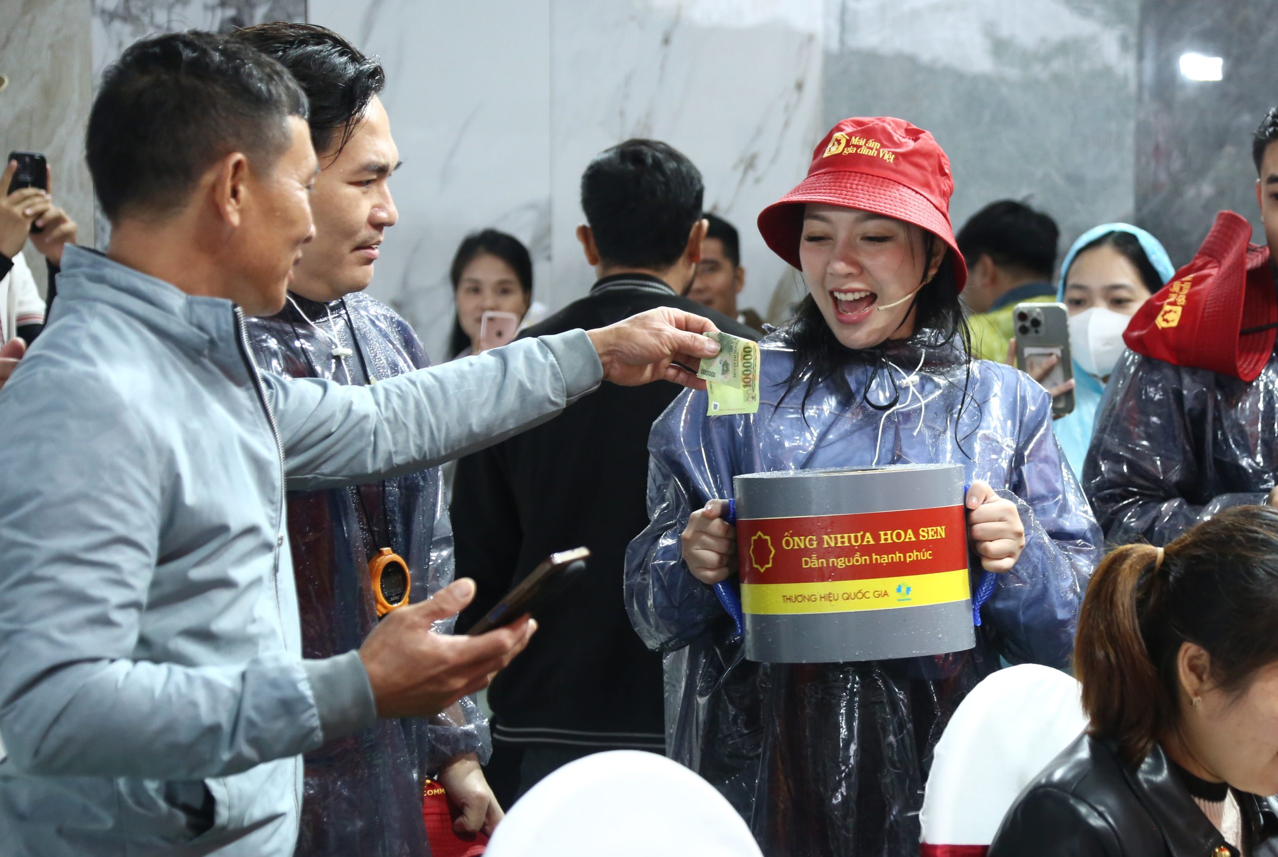 Bất chấp mưa to và trời rét, nhiều khán giả tại Quảng Bình đã đến ủng hộ chương trình và san sẻ yêu thương cùng các em nhỏ. 