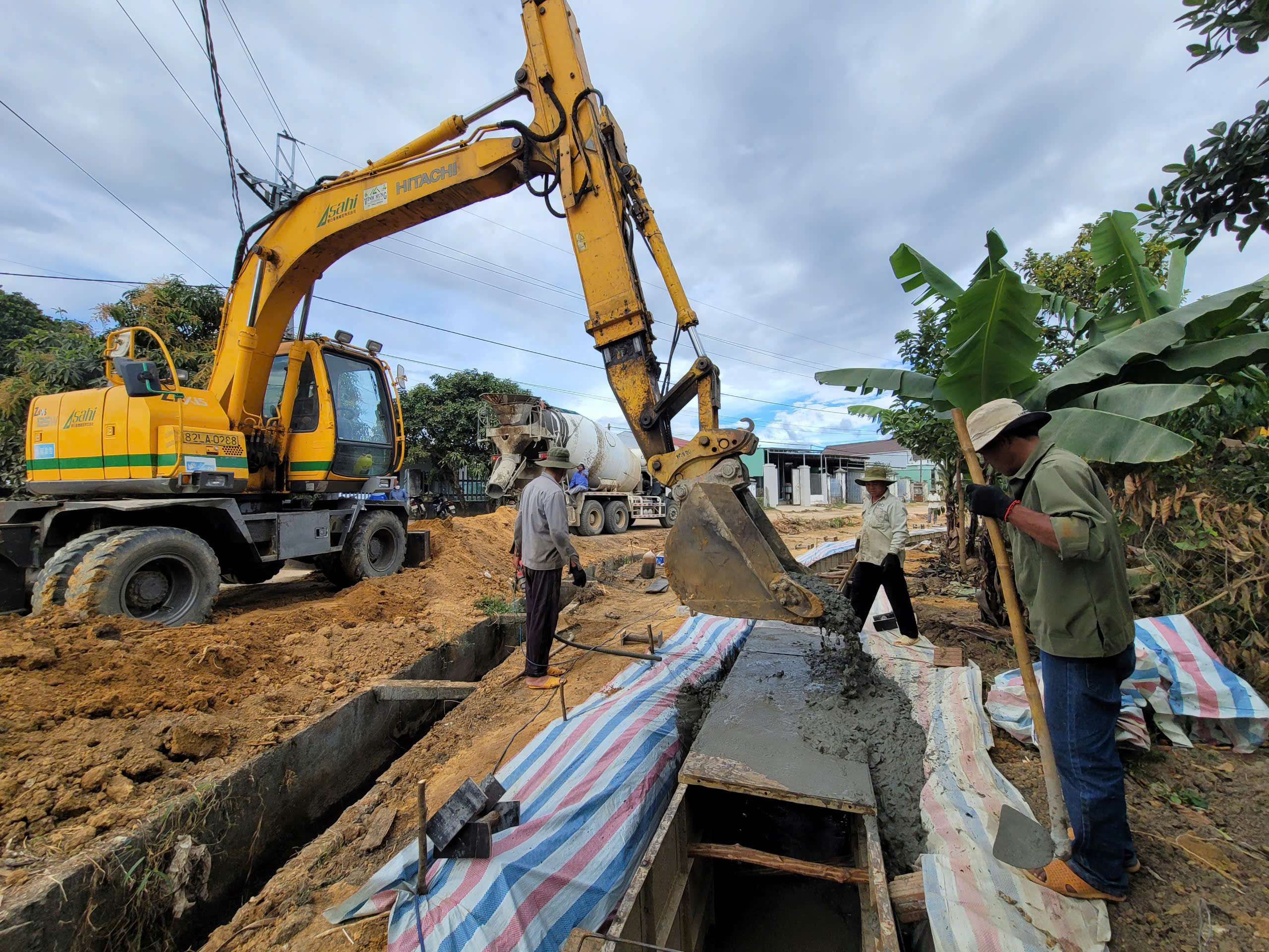 Thấy Nhà nước làm đường, nhiều hộ dân của một thị trấn ở Kon Tum tự nguyện hiến đất, có hộ hiến khu vườn 500m2 - Ảnh 2.