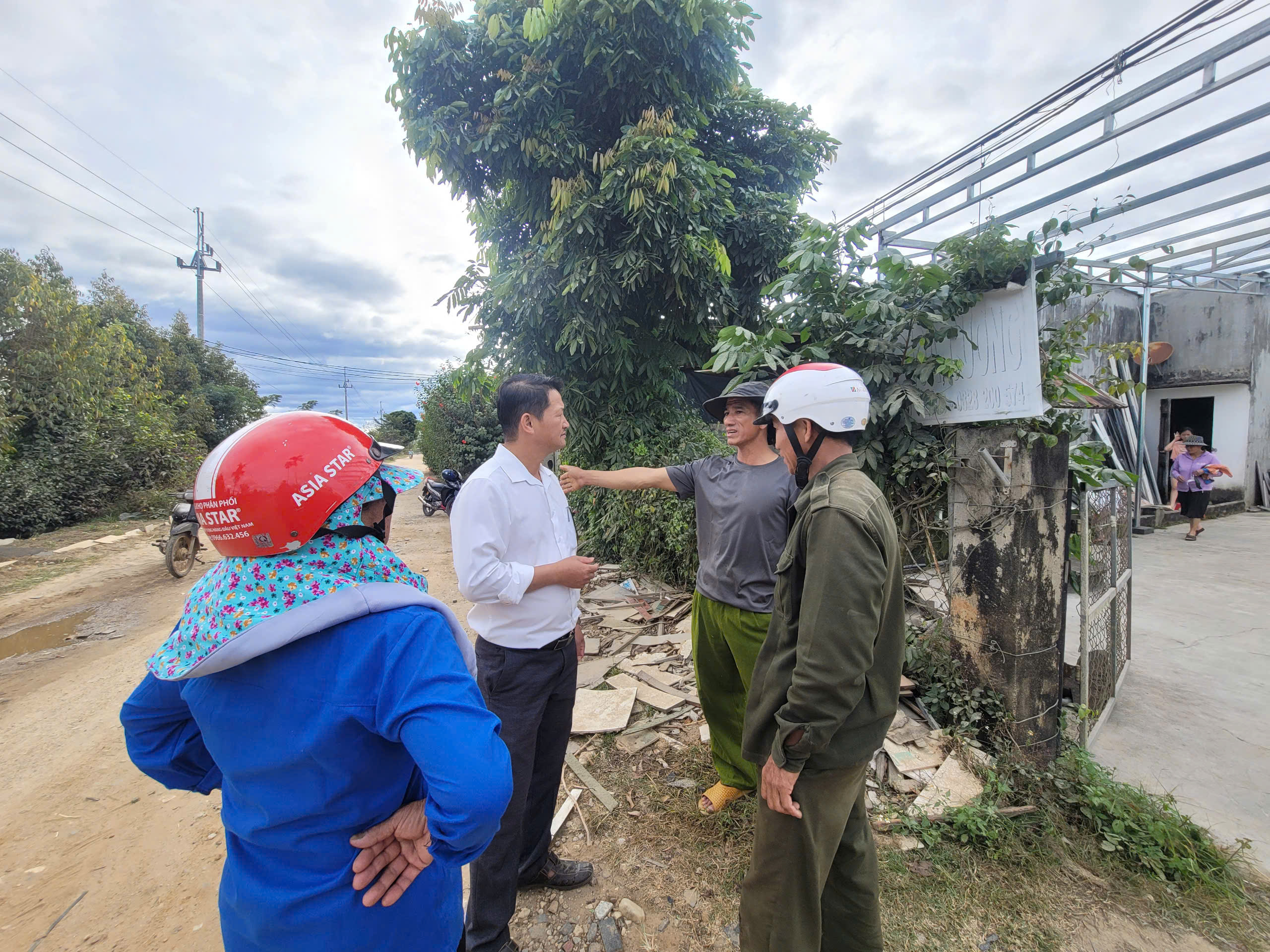 Thấy Nhà nước làm đường, nhiều hộ dân của một thị trấn ở Kon Tum tự nguyện hiến đất, có hộ hiến khu vườn 500m2 - Ảnh 4.