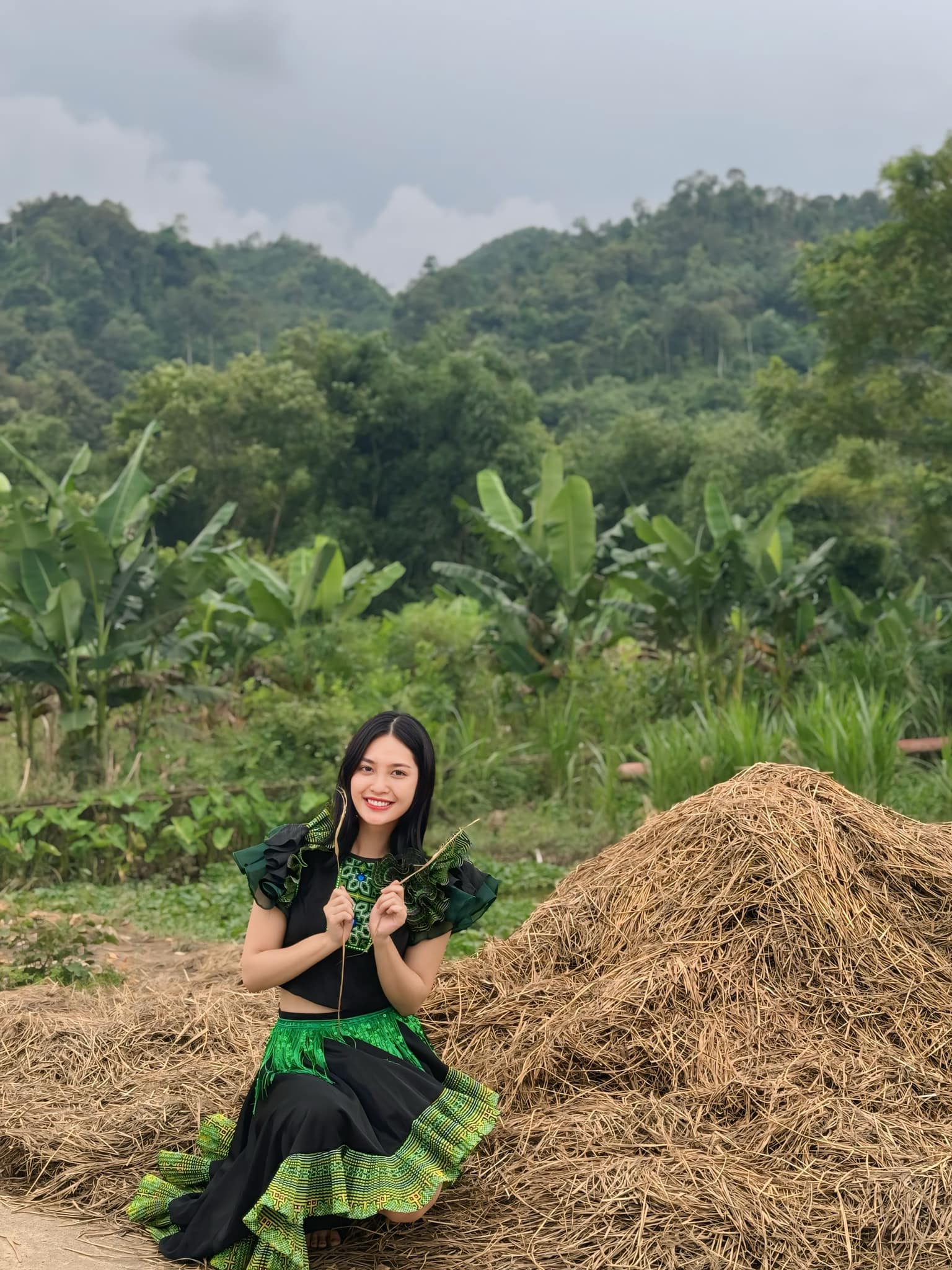 Hoa hậu Nông Thúy Hằng lần đầu hé lộ diện mạo bạn trai là Phó giám đốc  - Ảnh 4.