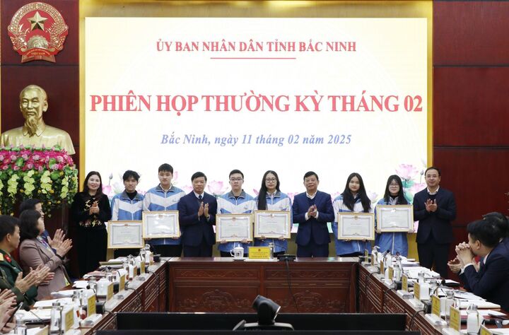 Các đồng chí lãnh đạo tỉnh trao Bằng khen cho học sinh đoạt giải Nhất trong kỳ thi chọn học sinh giỏi quốc gia THPT năm học 2024 – 2025.