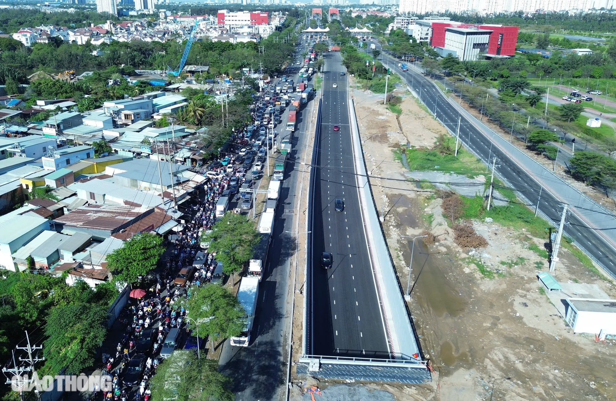 Vì sao có hầm chui hơn 800 tỷ, nút giao Nguyễn Văn Linh - Nguyễn Hữu Thọ vẫn ùn tắc?- Ảnh 2.